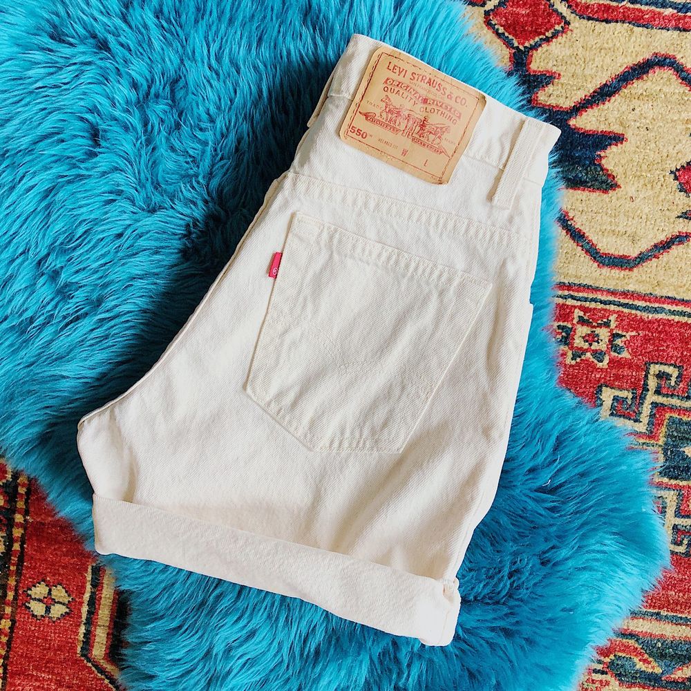 LEVI WHITE VINTAGE HIGHWAISTED SHORTS